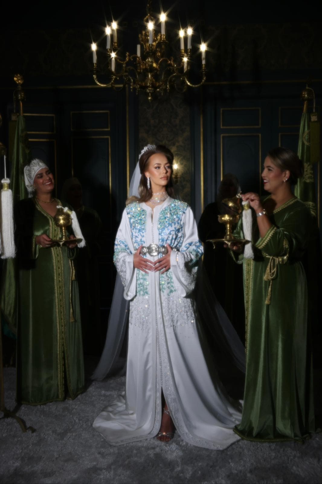 Witte kaftan met blauwe accenten en gouden kroonluchter