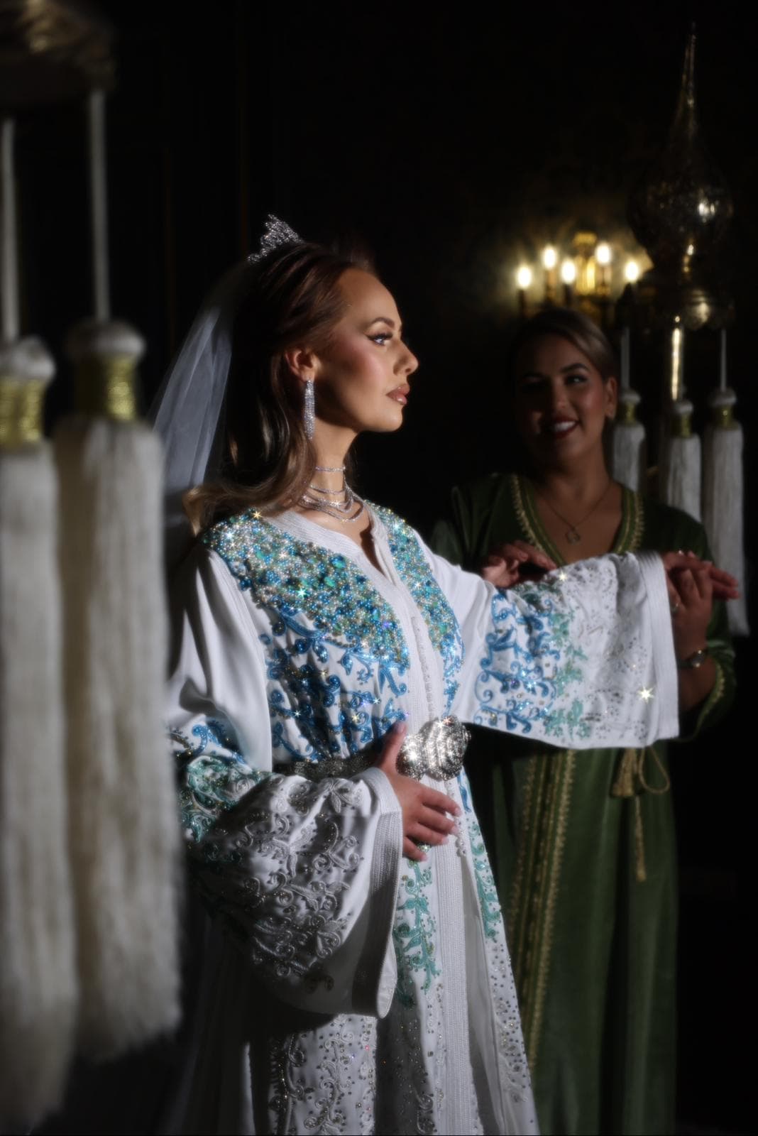 Witte kaftan met blauwe kristallen en sluier