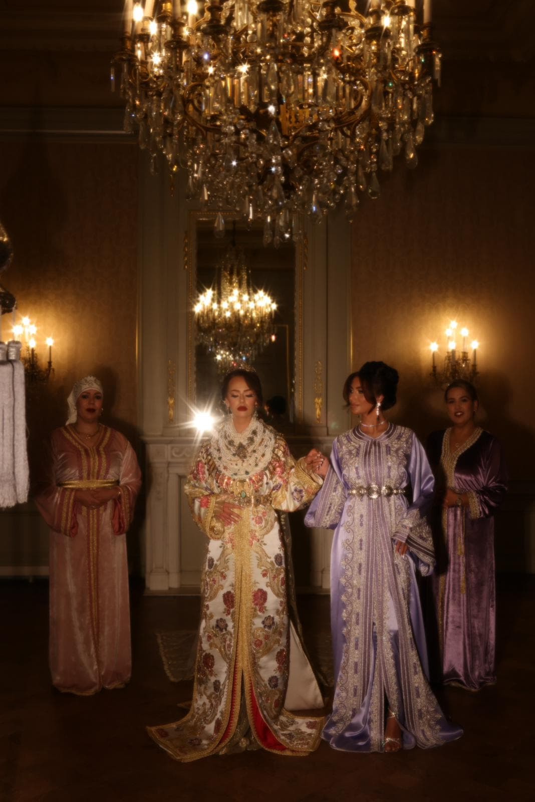 Gouden en paarse kaftans in elegante balzaal