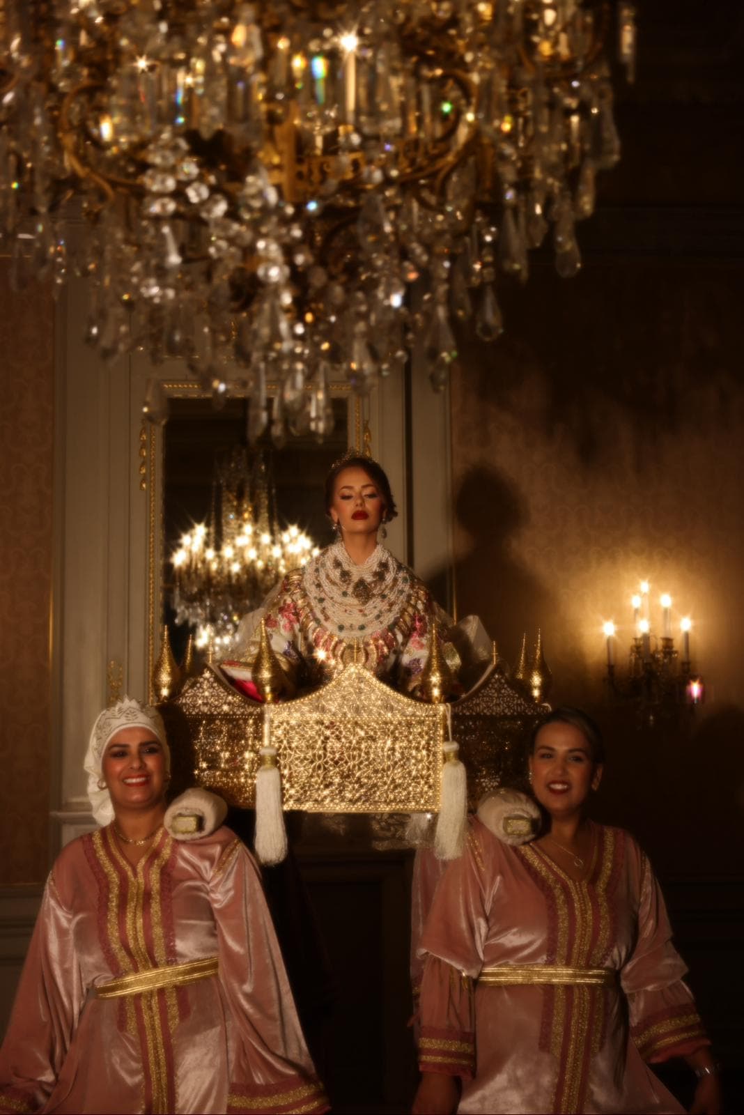 Gouden amariya ceremonie met kroonluchter
