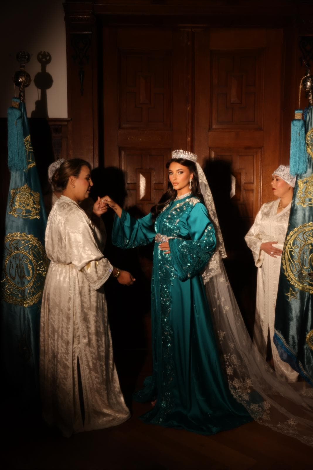Teal groene kaftan met gouden vlaggen en tiara